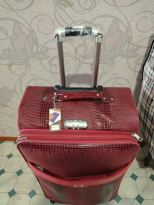 Продается чемодан на колесиках.