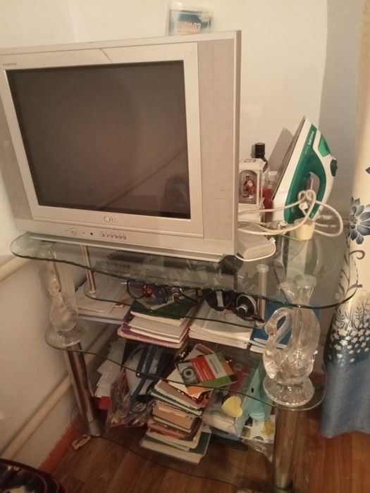 Телевизор с подставкой