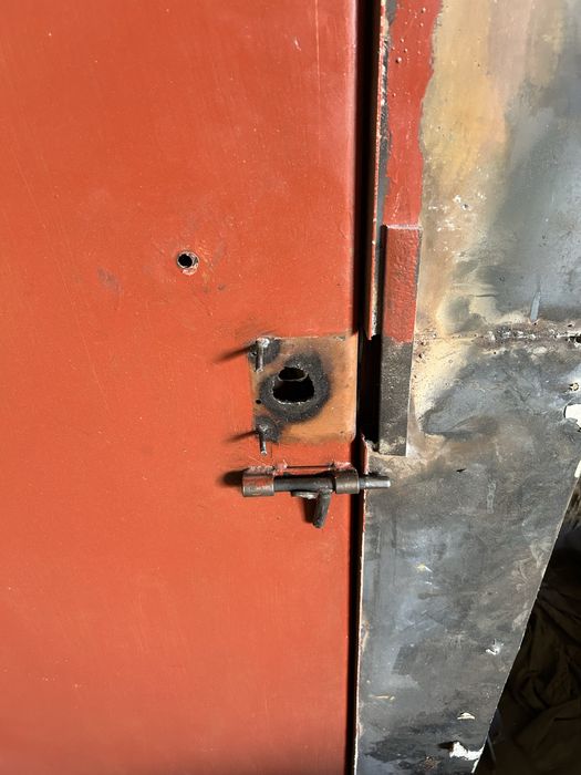 Железная  дверь.