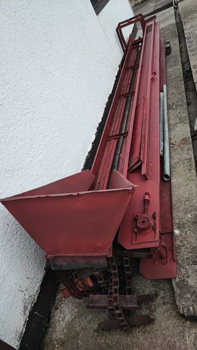 Bandă și mașinărie de cules porumb