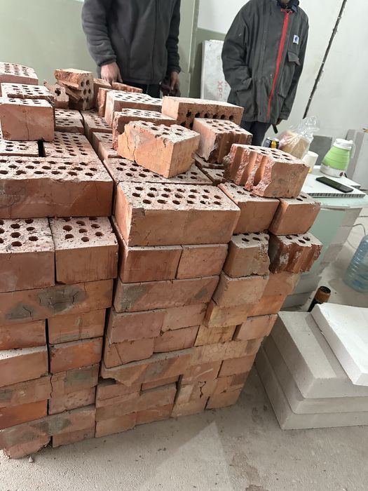 Красный кирпич продается