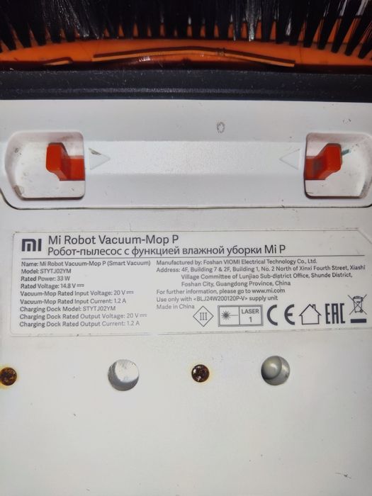 Робот пылесос "стоит пыль собирает"