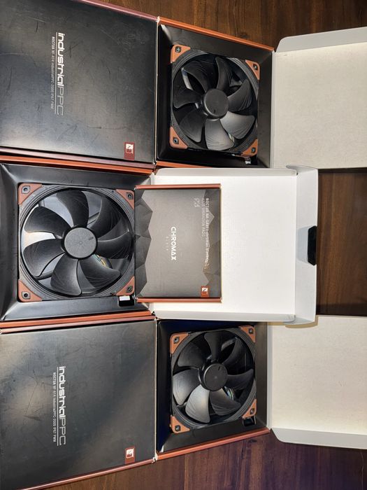 Vând 5 × ventilatoare Noctua NF-A14 industrialPPC-2000 PWM, fără urme de montaj, praf, în ambalaj original.