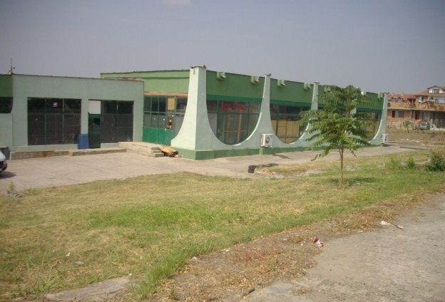 Отдавам търговско помещение от 180кв.м в Ахелой на търговската ули