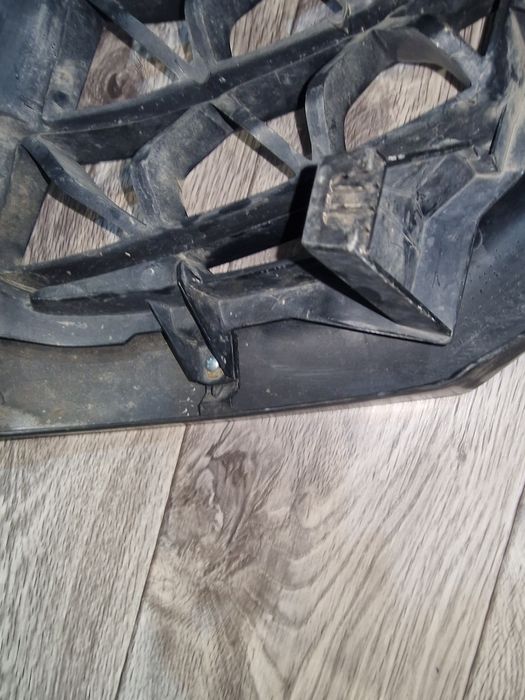 Продам решотку монтеро спорт