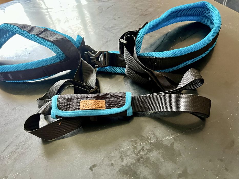 Нагръдник за подпомагане на задни крака на куче