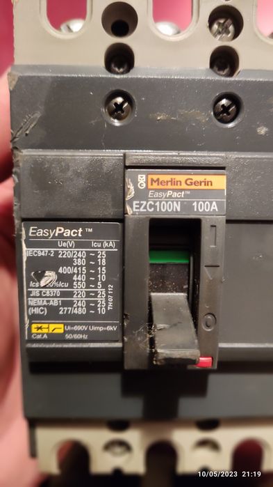 Автоматичен прекъсвач Merlin Gerin-Azc400N и Azc 100N