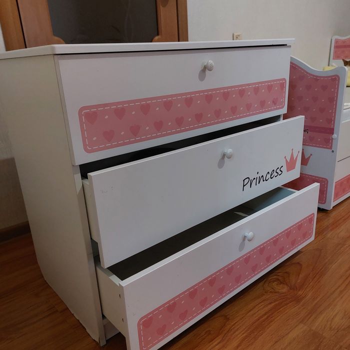 Комод с выдвижными ящиками