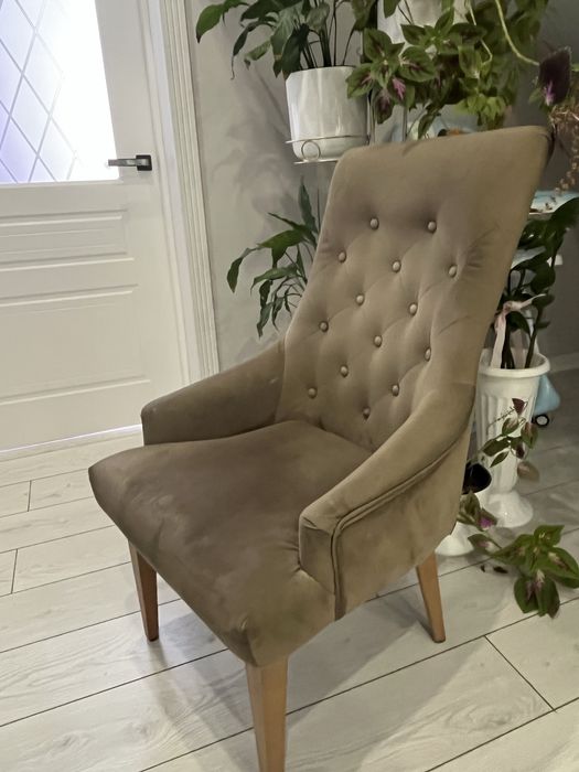 Кресло в стиле Chesterfield с высокой спинкой