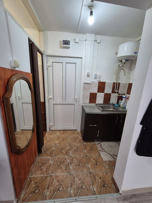Garsoniera de vanzare, Dej