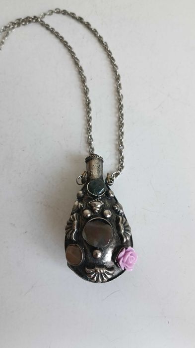 Старинно колие е флакон за парфюм  изработено от метал с декорация от камъни.