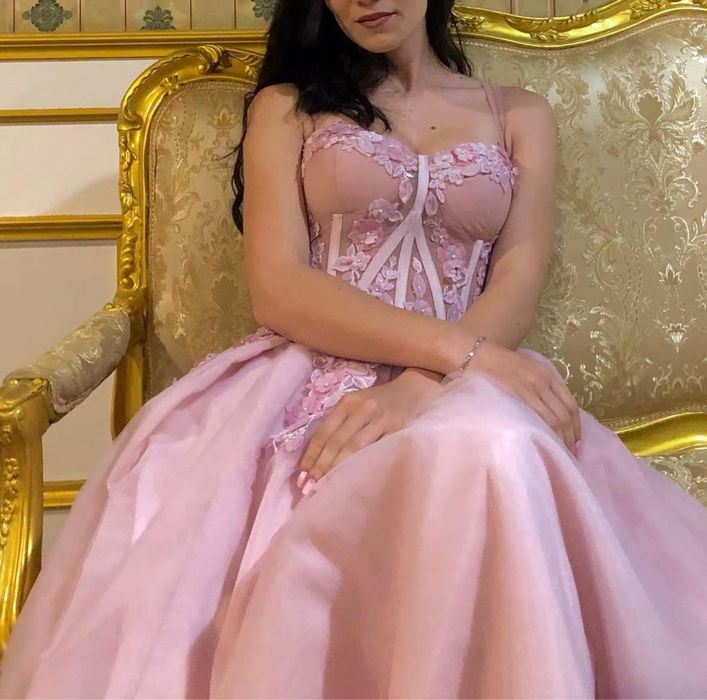Нежна Розова Бална Рокля с Корсет Принцеса