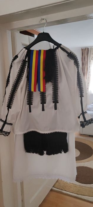 Vând Costum popular nou pt detalii la Nr afișat