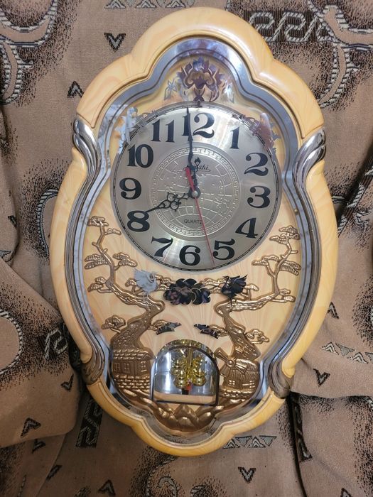 Продам часы в хорошем  состоянии