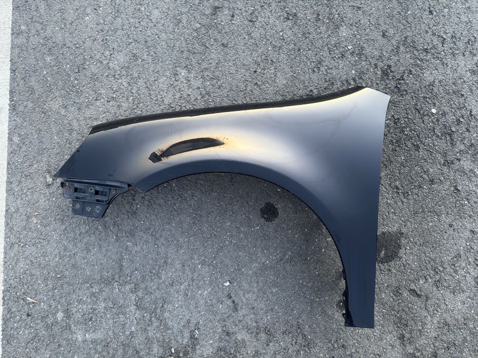 Aripa stanga fata Golf 5 culoare neagru