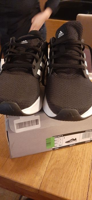 Adidasi adidas noi. Doar probați 40, 2/3. Potriviți la un picior 39