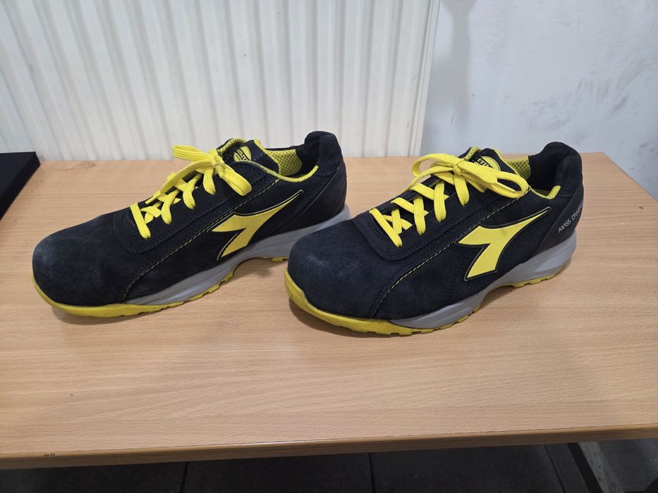 Vând pantofi safety