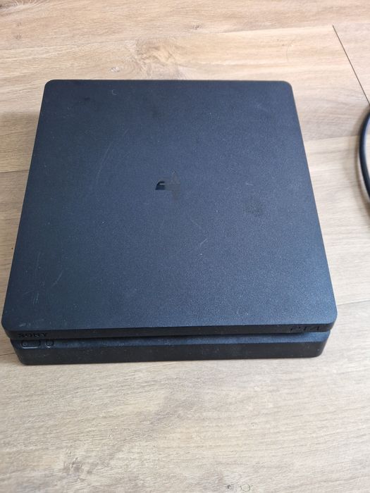 Playstation 4 slim cu 2 jocuri si 2 manete