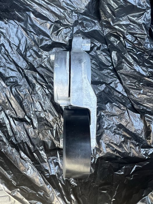 Продам натяжитель ремня