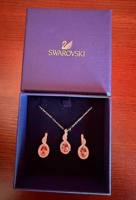 Swarovski - оригинален, нов, красив сет (колие + обеци).