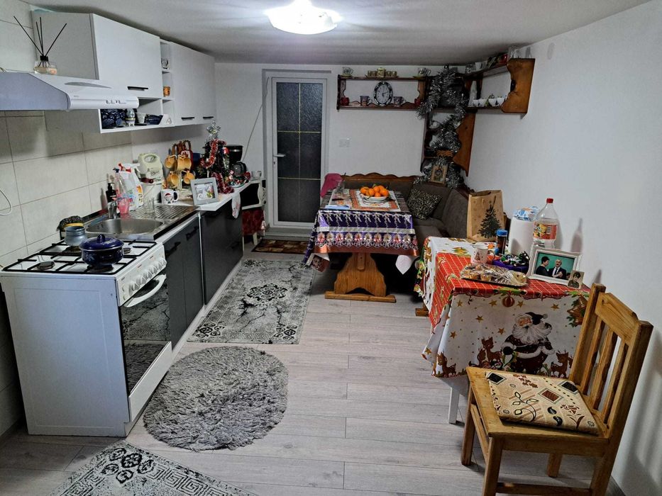 Vand două case in aceeasi curte - Zona Centrala- Pojorâta