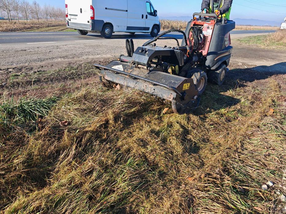 Utilaj multifunctional Ditch Witch Zahn R300 cu diverse atasamente