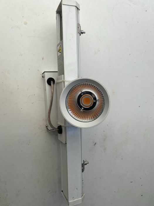 Proiector LED suspendat