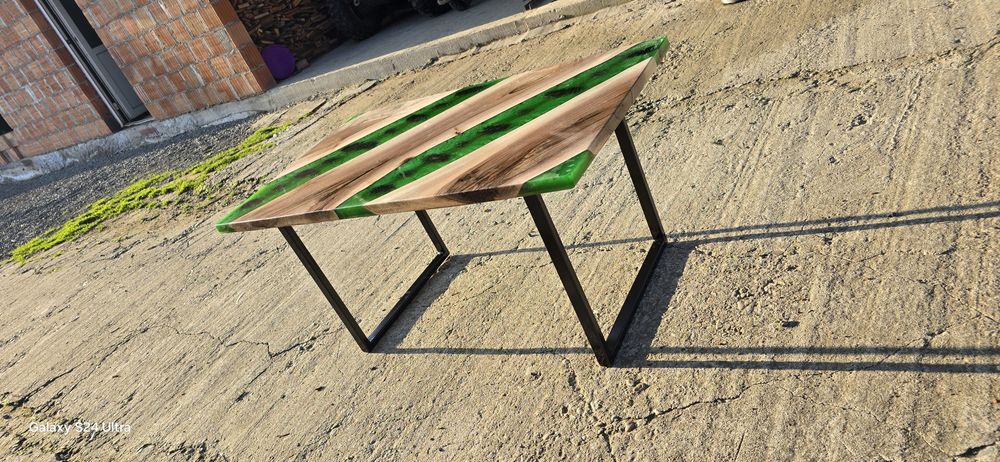 Masa cafea,lemn de nuc si rășină