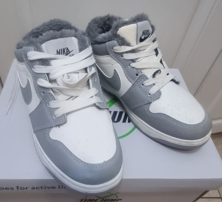 Продам кроссовки Nike на меху