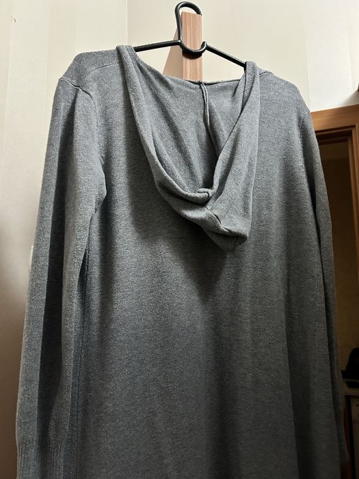 Серый кардиган.