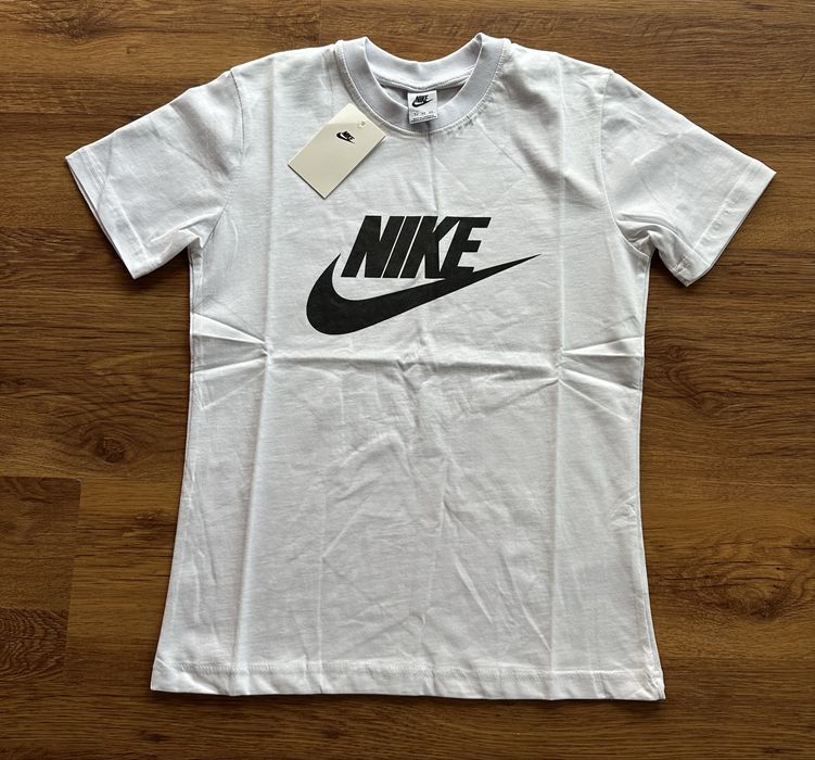 Мъжка,памучна бяла тениска Nike с черно лого,класически модел