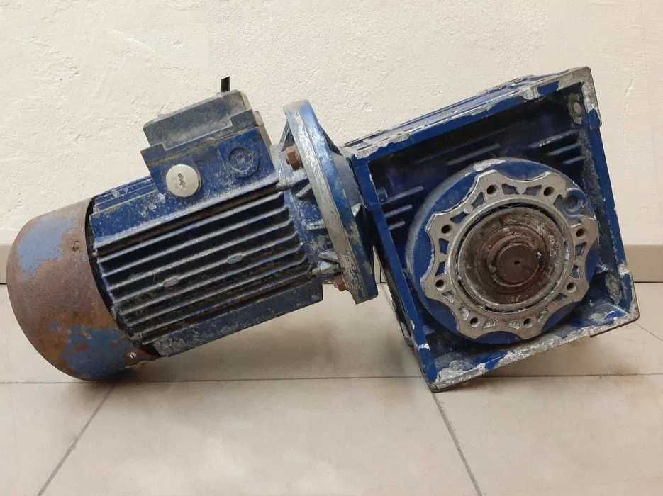 Мотор редуктор .