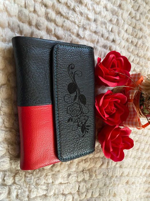 Гравирано дамско портмоне от естествена кожа