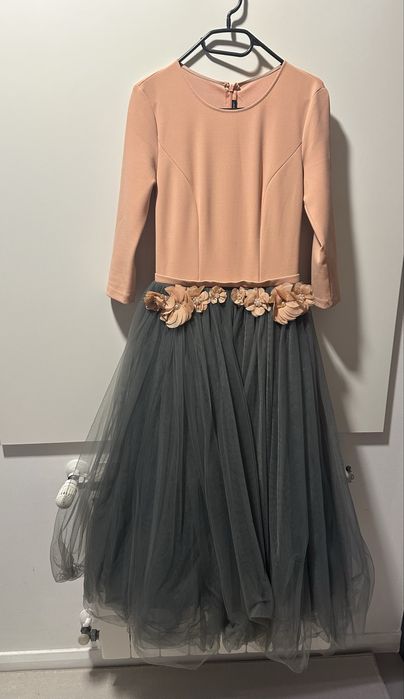 Елегантна дълга рокля с тюл и колан от цветя на Изабел Гарсия