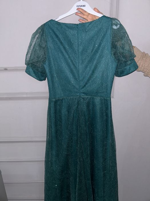 Вечернее платье изумрудного цвета