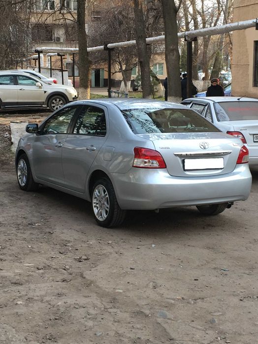 Toyota Yaris Сотилади.