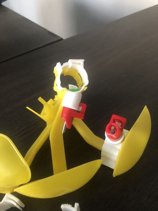 Продам кормушку бункерую на 4 кг