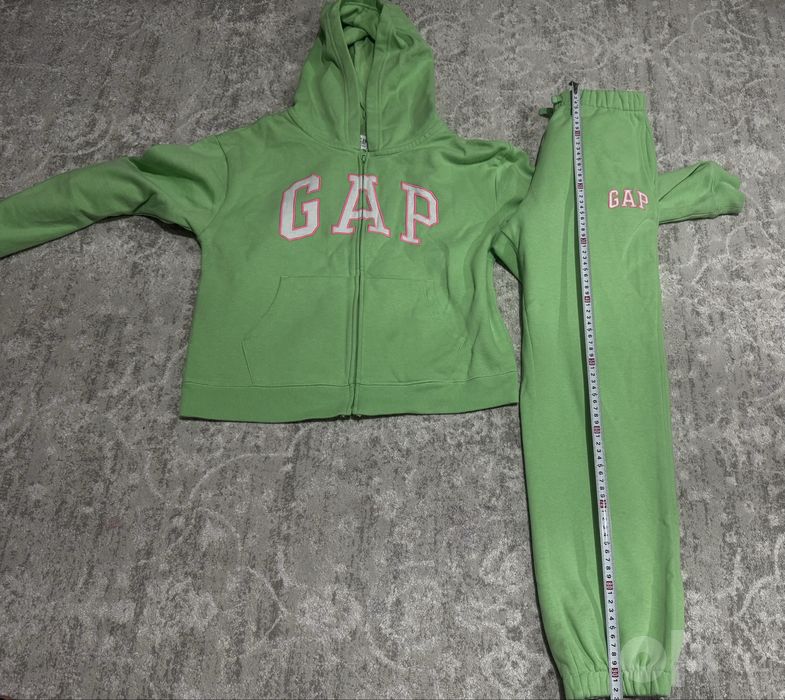 Спортивные костьмы gap,old navy на 9-10 лет
