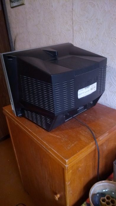 Телевизор маленький.