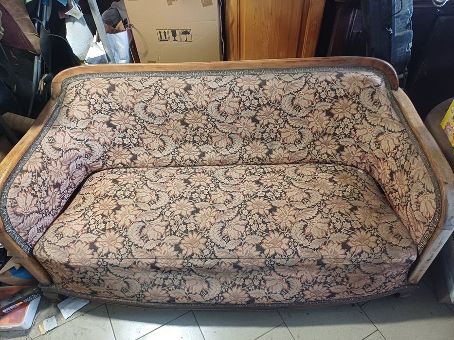 Винтидж диван от дърво