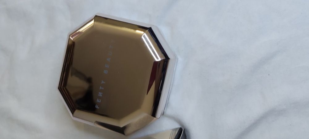 Pudra de fixare Fenty Beauty by Rihanna Pro Filt'r Instant Retouch.