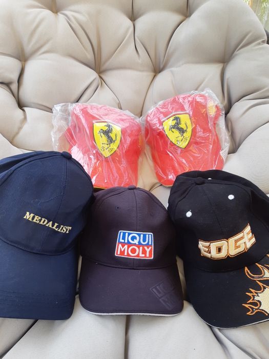 Продам рюкзаки,куртки,бейсболки