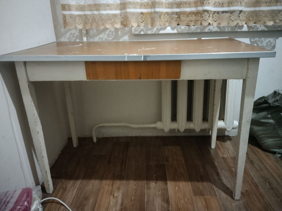 Продам стол кухонный