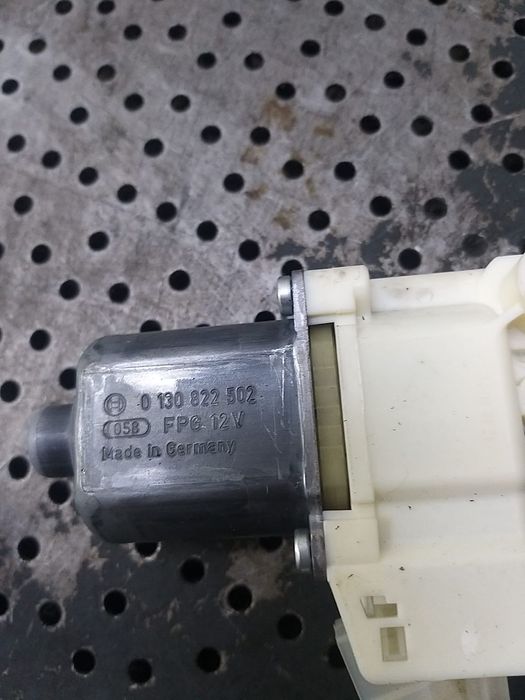 Motoras macara dreapta fata mercedes c class w204 0130822502 a2048200242