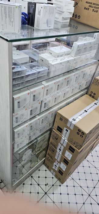 Telefon vetrina sotiladi aksessuarlar uchun