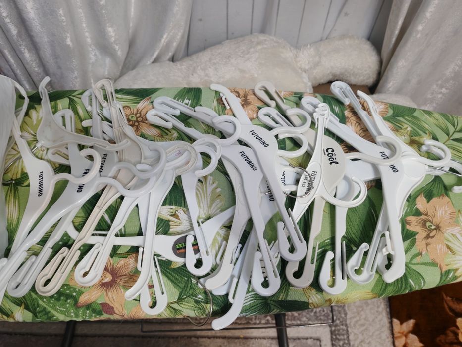 Отдам    вешалки