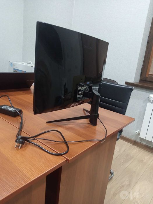 Philips 272M7C 27" Curved 144Hz — экран с дефектом
