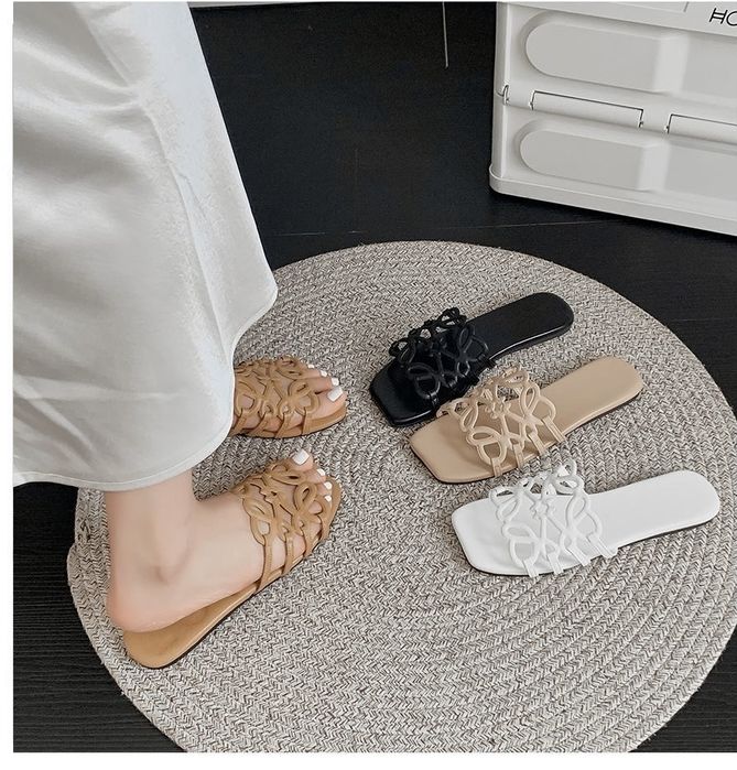 Летние белые шлепанцы