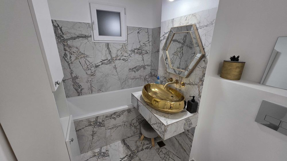Inchiriez apartament 3 camere.