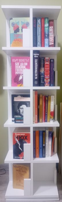 Въртяща се етажерка за книги